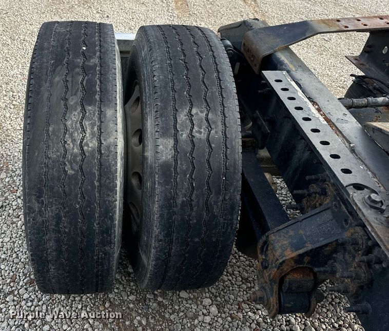 image for item DT2129 2015 Volvo VNL semi truck