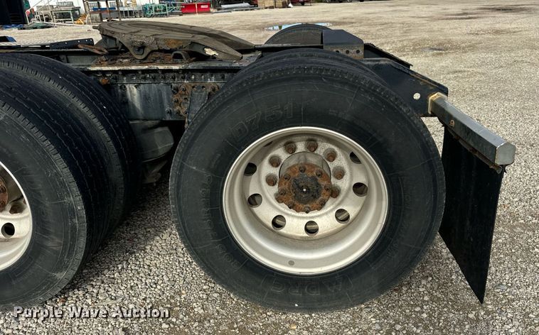 image for item DT2129 2015 Volvo VNL semi truck