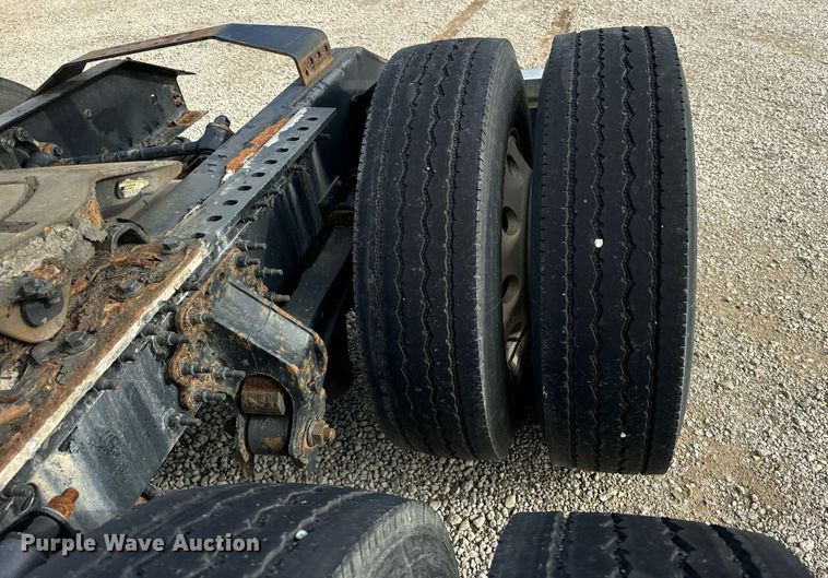 image for item DT2129 2015 Volvo VNL semi truck