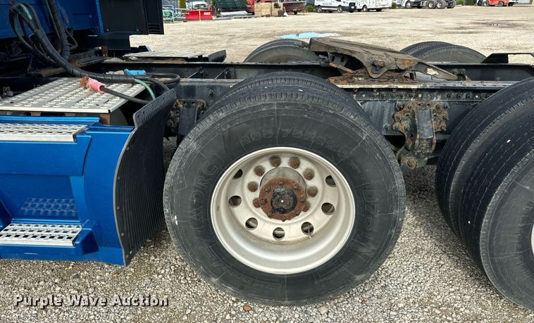 image for item DT2129 2015 Volvo VNL semi truck