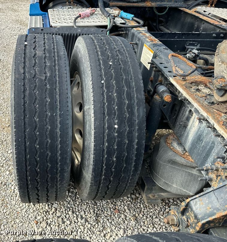 image for item DT2129 2015 Volvo VNL semi truck