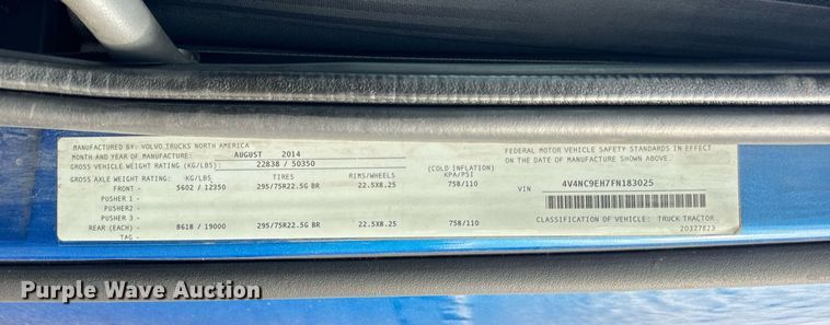 image for item DT2129 2015 Volvo VNL semi truck