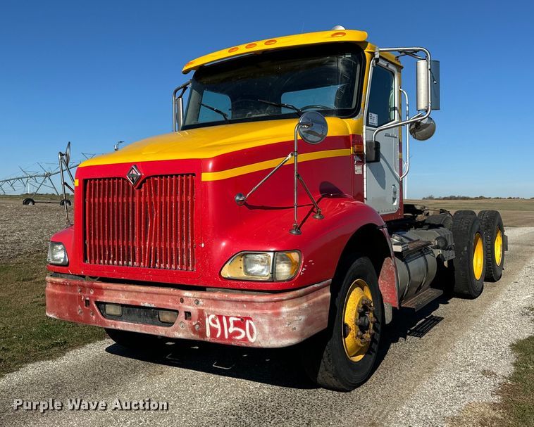 image for item DT2135 2002 International  9100i semi truck