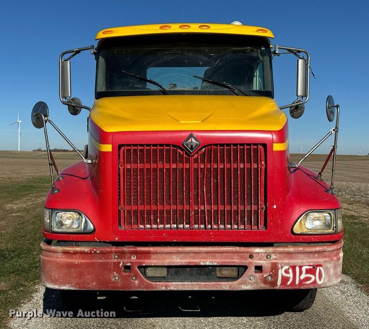 image for item DT2135 2002 International  9100i semi truck