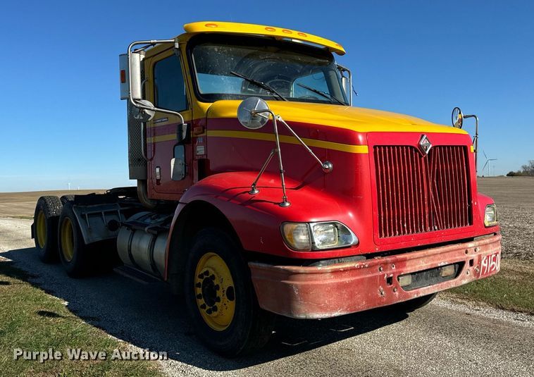 image for item DT2135 2002 International  9100i semi truck