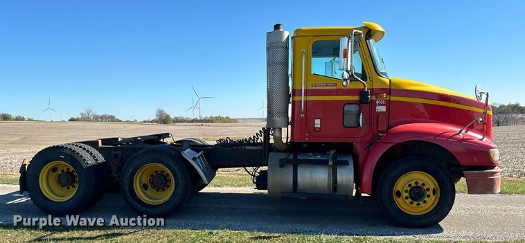 image for item DT2135 2002 International  9100i semi truck