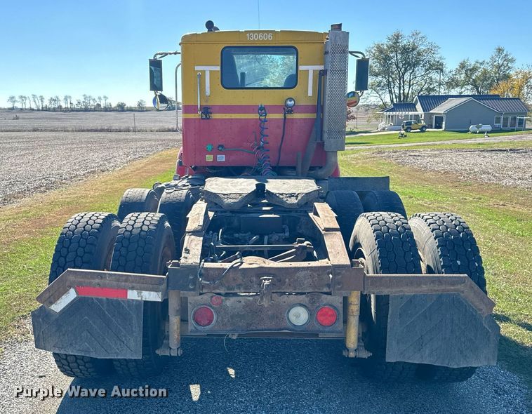 image for item DT2135 2002 International  9100i semi truck