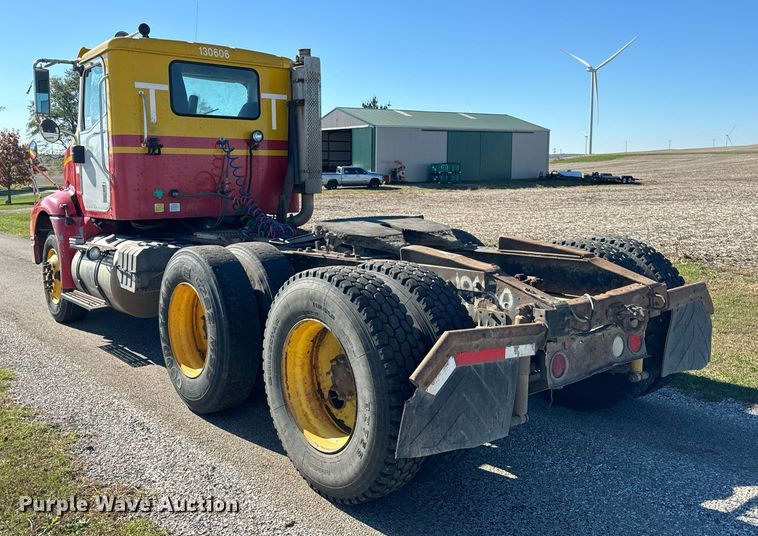 image for item DT2135 2002 International  9100i semi truck