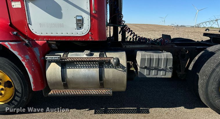 image for item DT2135 2002 International  9100i semi truck