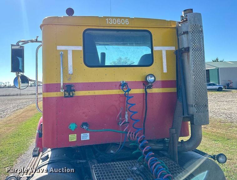 image for item DT2135 2002 International  9100i semi truck