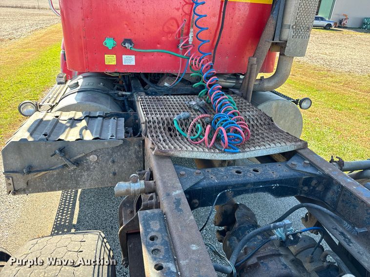 image for item DT2135 2002 International  9100i semi truck