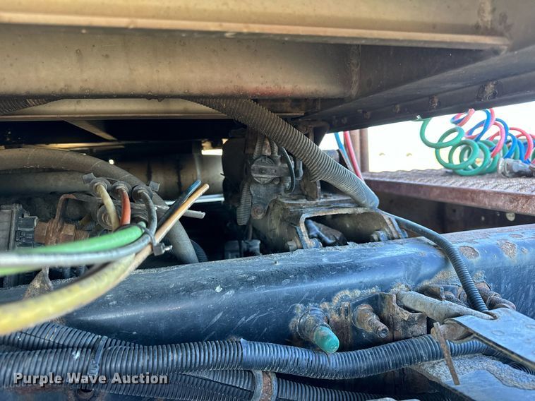 image for item DT2135 2002 International  9100i semi truck