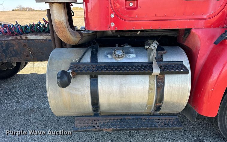 image for item DT2135 2002 International  9100i semi truck