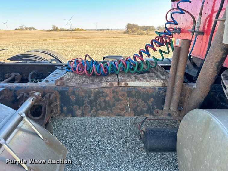 image for item DT2135 2002 International  9100i semi truck