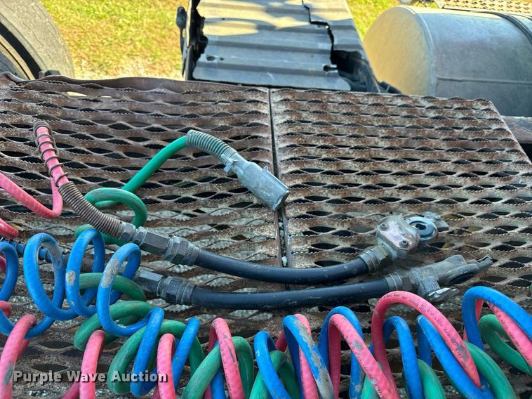 image for item DT2135 2002 International  9100i semi truck