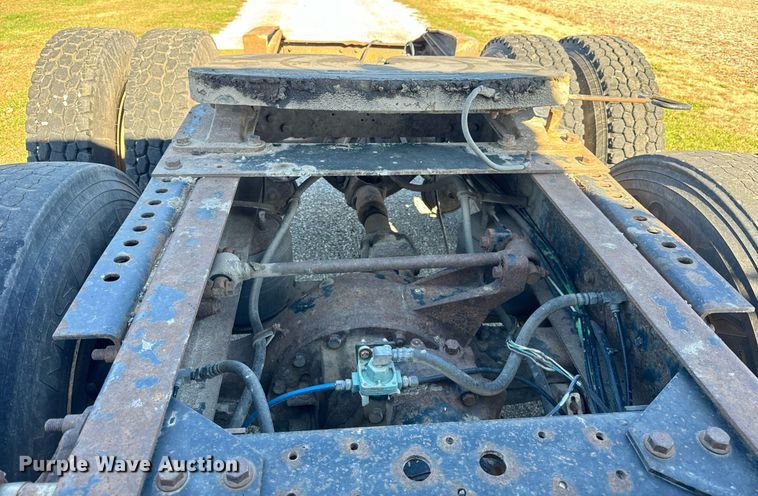 image for item DT2135 2002 International  9100i semi truck