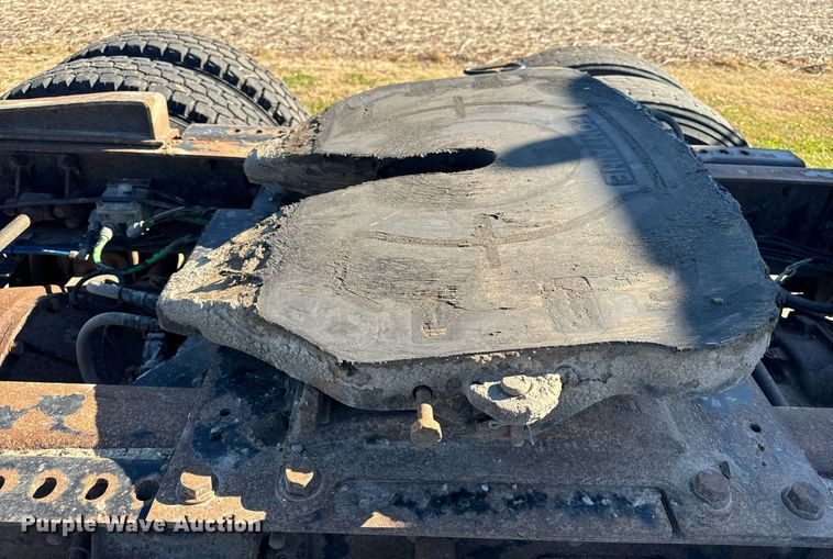 image for item DT2135 2002 International  9100i semi truck