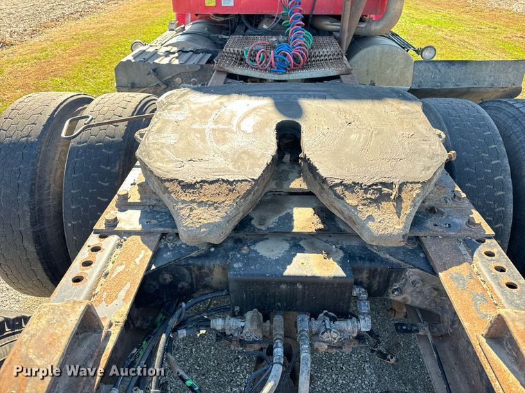 image for item DT2135 2002 International  9100i semi truck