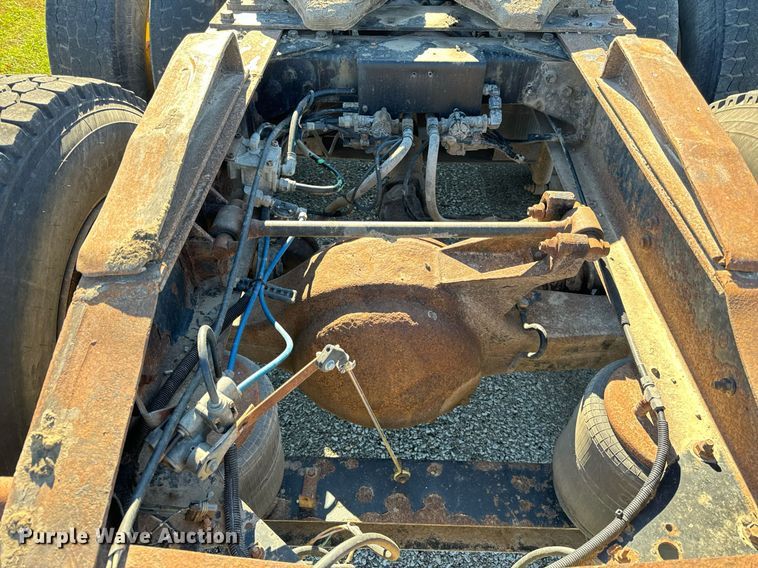 image for item DT2135 2002 International  9100i semi truck