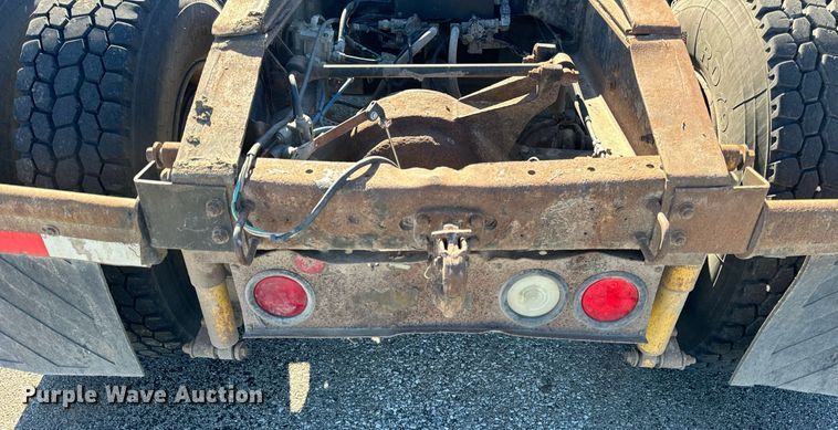 image for item DT2135 2002 International  9100i semi truck