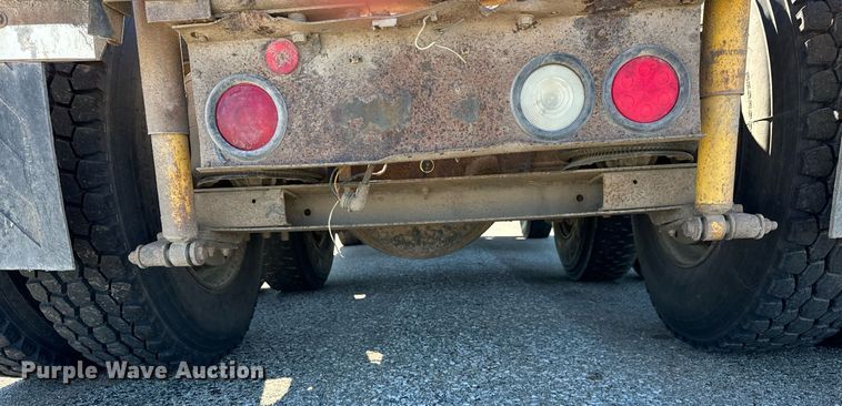 image for item DT2135 2002 International  9100i semi truck