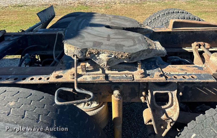 image for item DT2135 2002 International  9100i semi truck