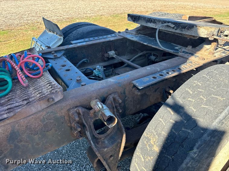 image for item DT2135 2002 International  9100i semi truck