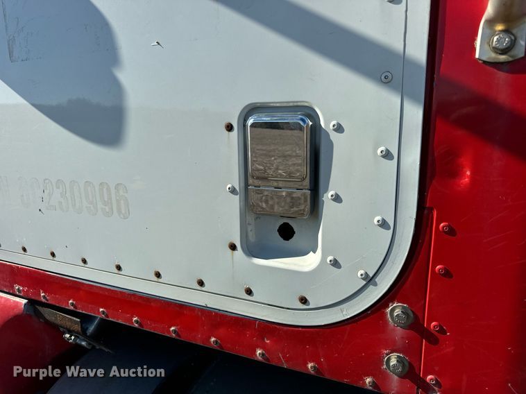 image for item DT2135 2002 International  9100i semi truck