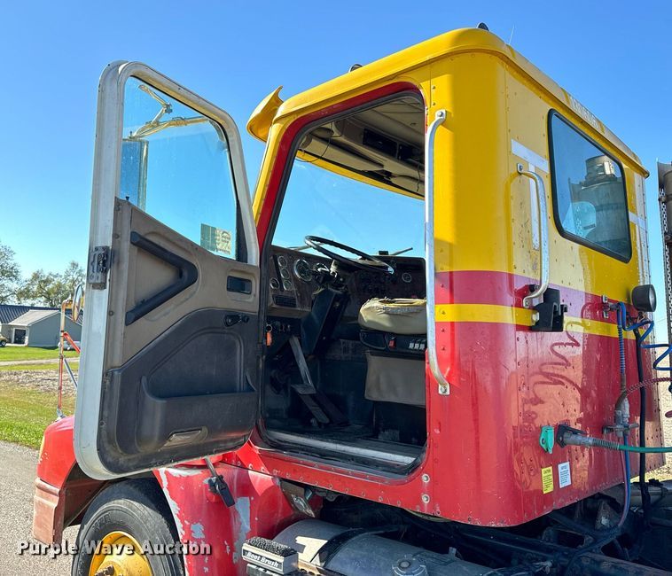 image for item DT2135 2002 International  9100i semi truck