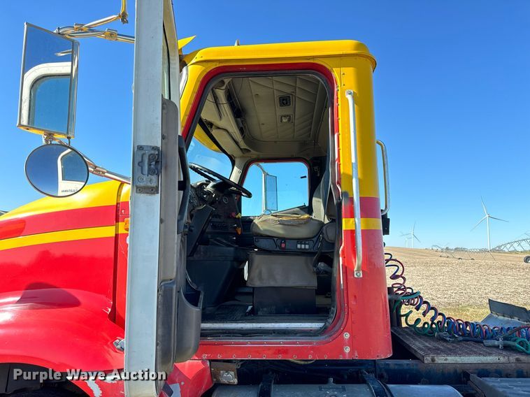 image for item DT2135 2002 International  9100i semi truck