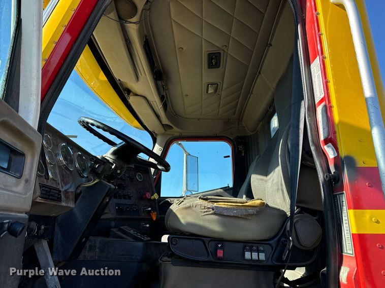 image for item DT2135 2002 International  9100i semi truck