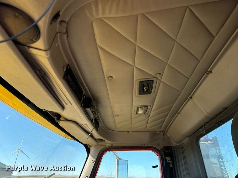 image for item DT2135 2002 International  9100i semi truck