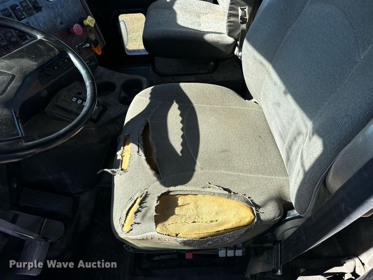 image for item DT2135 2002 International  9100i semi truck