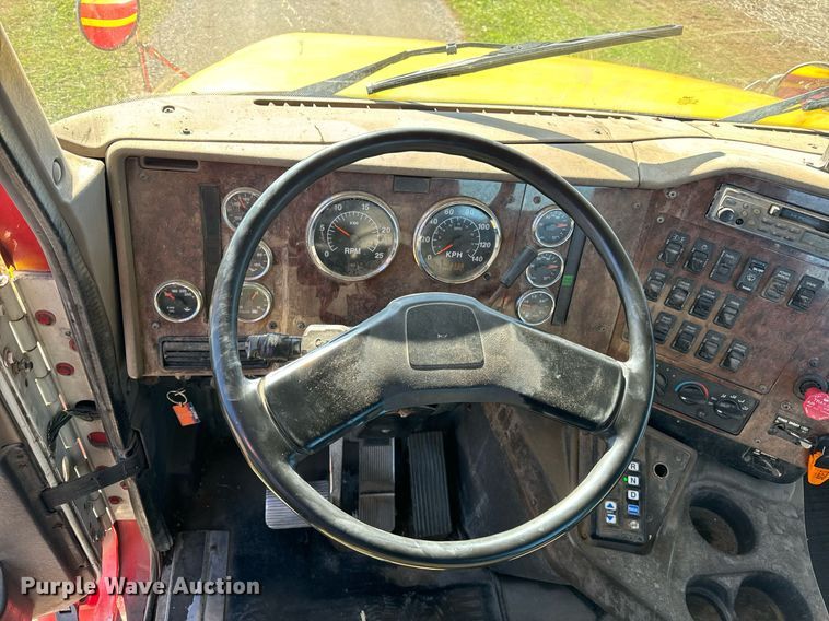 image for item DT2135 2002 International  9100i semi truck