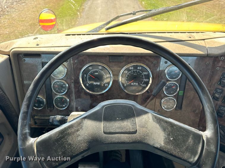 image for item DT2135 2002 International  9100i semi truck