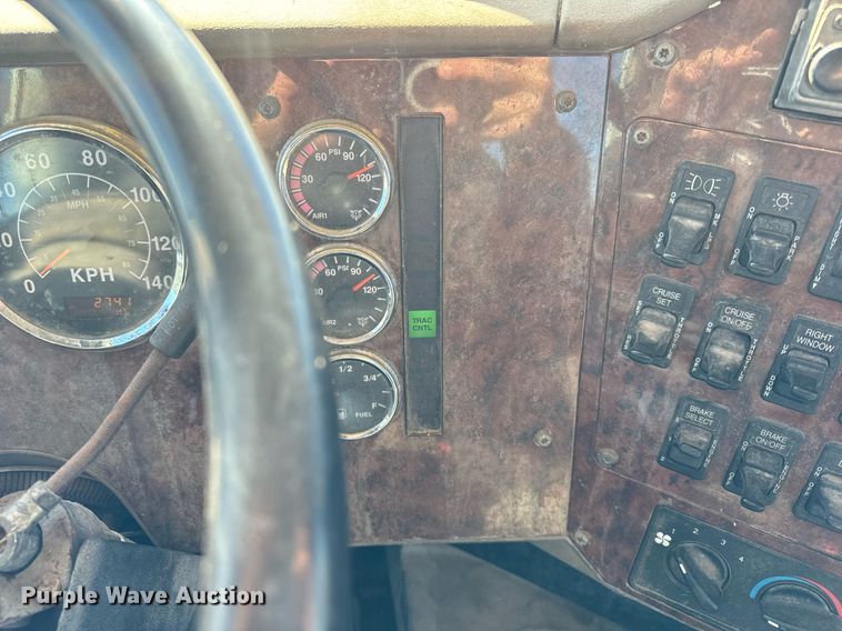 image for item DT2135 2002 International  9100i semi truck