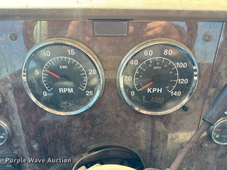 image for item DT2135 2002 International  9100i semi truck