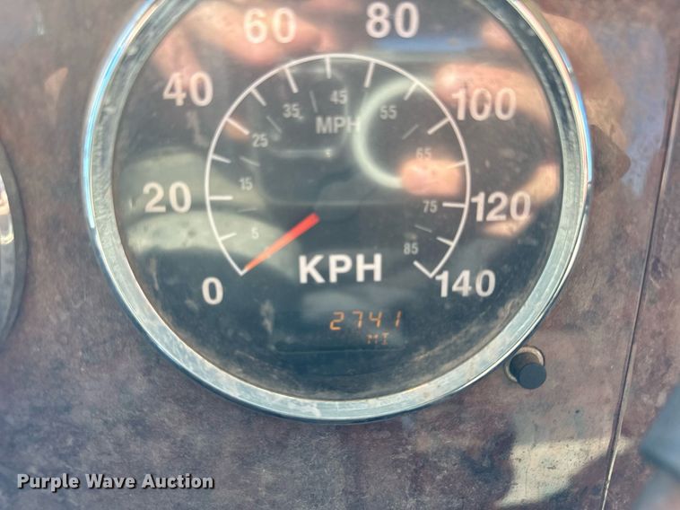 image for item DT2135 2002 International  9100i semi truck