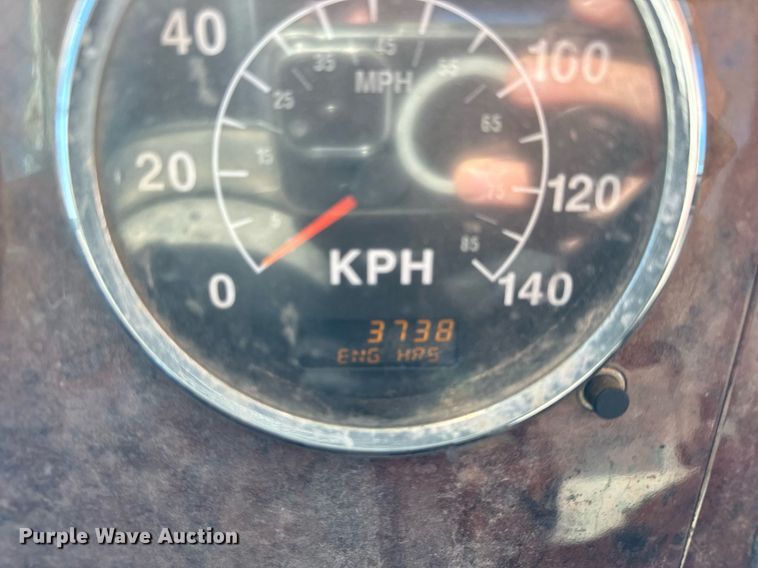 image for item DT2135 2002 International  9100i semi truck