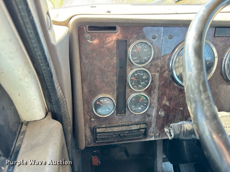 image for item DT2135 2002 International  9100i semi truck