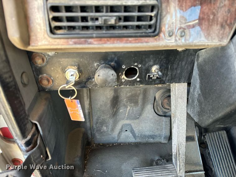 image for item DT2135 2002 International  9100i semi truck