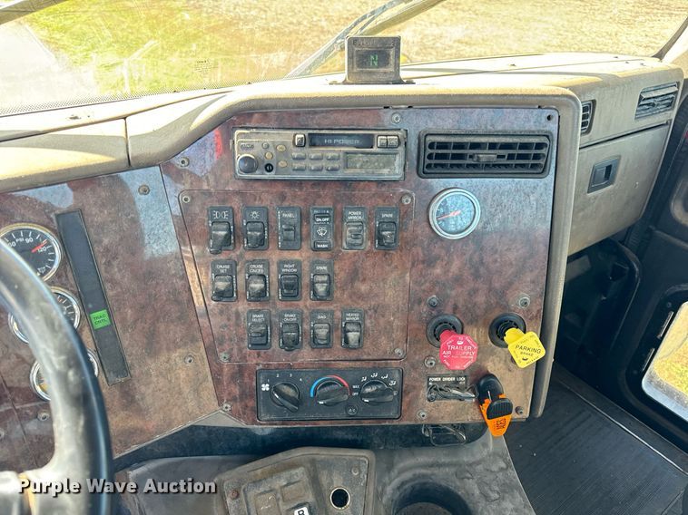 image for item DT2135 2002 International  9100i semi truck