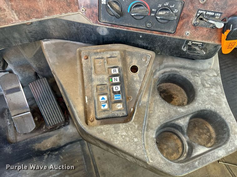 image for item DT2135 2002 International  9100i semi truck