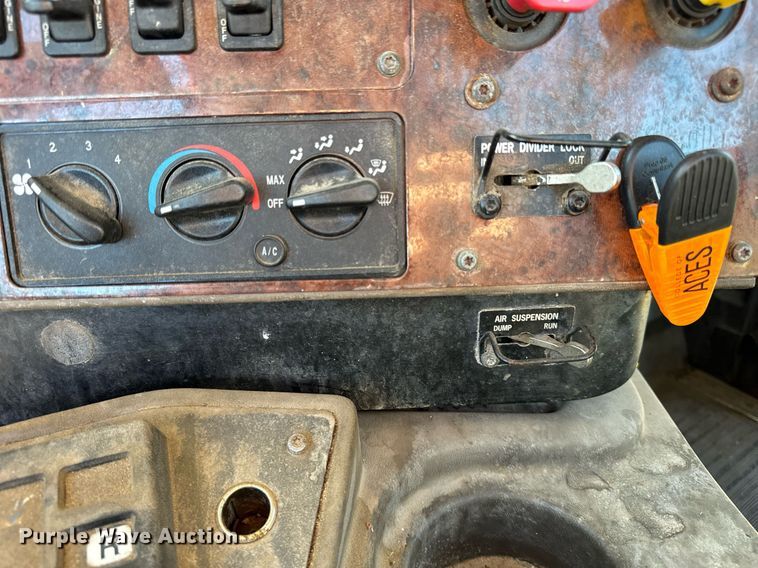 image for item DT2135 2002 International  9100i semi truck