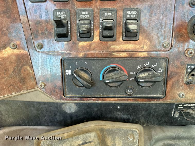 image for item DT2135 2002 International  9100i semi truck