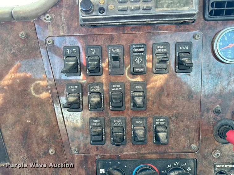 image for item DT2135 2002 International  9100i semi truck