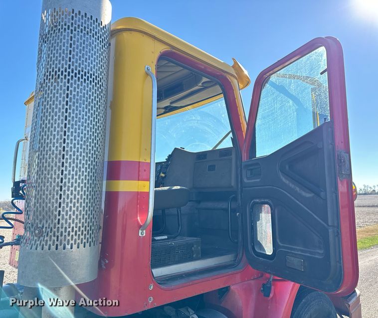 image for item DT2135 2002 International  9100i semi truck