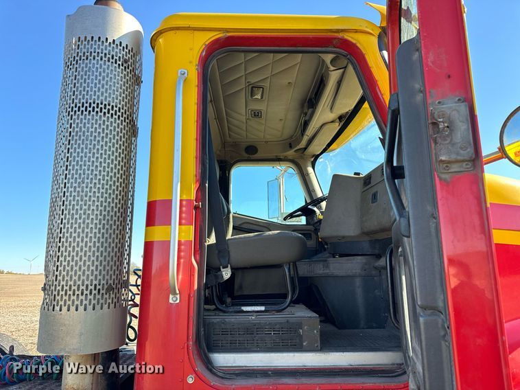 image for item DT2135 2002 International  9100i semi truck