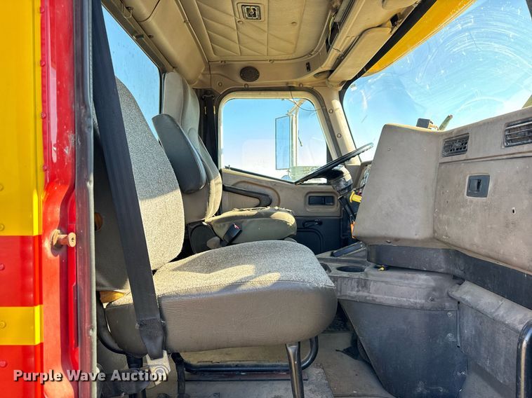 image for item DT2135 2002 International  9100i semi truck