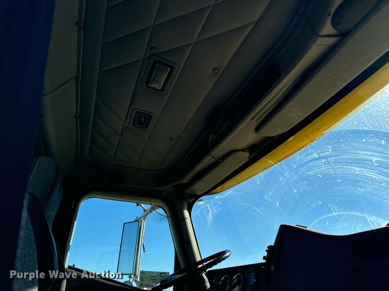 image for item DT2135 2002 International  9100i semi truck